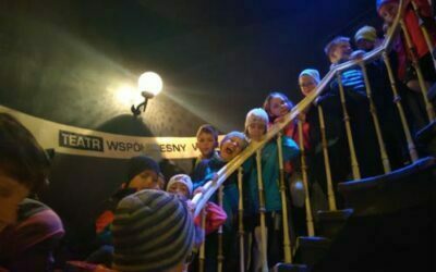 Wyjście klas 1-3 do Teatru Współczesnego na spektakl „Karolcia. Historia o niebieskim koraliku.”