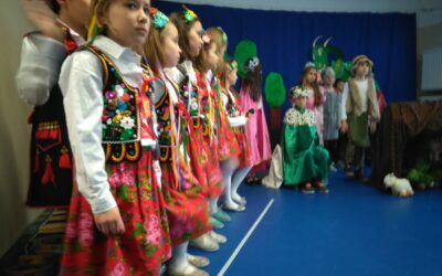 Przedstawienie klas 1-3 dla Babci i Dziadka z okazji ich święta.