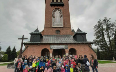 Z okazji 10 – lecia istnienia naszej Szkoły, uczniowie wraz z nauczycielami pielgrzymowali do Sanktuarium bł. Karoliny Kózkówny w Zabawie.   Dziękujemy pani Madzi katechetce za zorganizowanie wspaniałej pielgrzymki.
