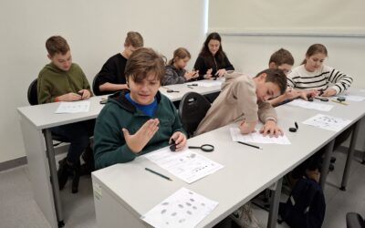 Uczniowie na wycieczce w Centrum Edukacji Przyrodniczej UJ